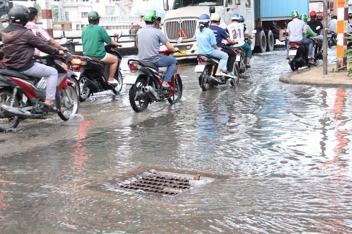 Những miệng cống thoát nước nguy hiểm ngày mưa.