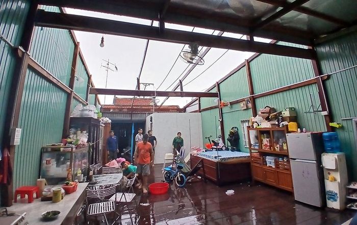 Mưa giông gây thiệt hại nhà cửa của người dân