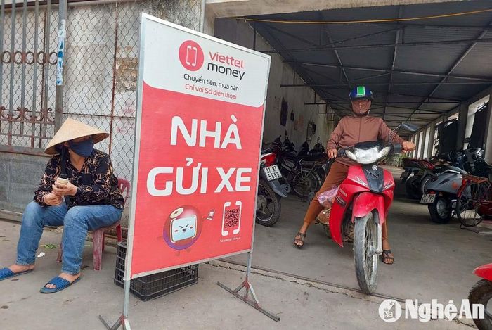 Các nhà giữ xe ở các chợ hầu hết cũng được trang bị mã QR. Ảnh: Thanh Phúc