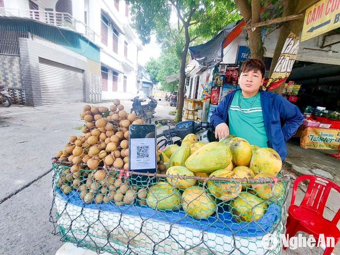 Các xe bán trái cây rong cũng gắn mã QR ngay ở sọt hoa quả. Ảnh: Thanh Phúc