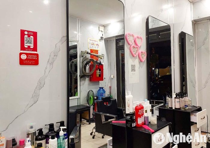 Tiệm cắt tóc, gội đầu ở các chợ trang bị 2-3 mã QR của nhiều ngân hàng khác nhau, ở các vị trí thuận lợi để khách tiện thanh toán. Ảnh: Thanh Phúc