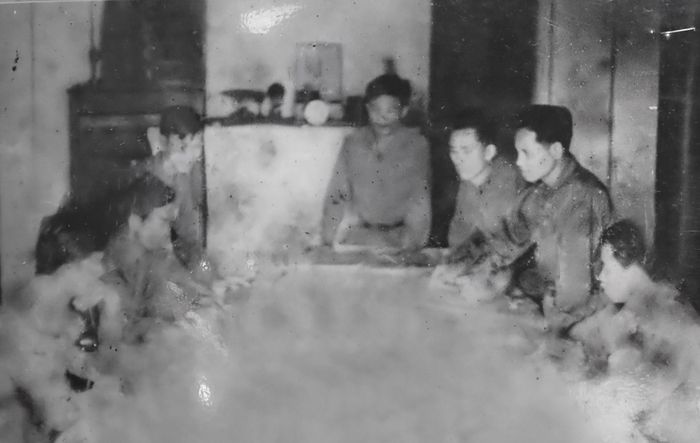 Ông Đồng (thứ 3 từ trái sang) tham gia Chiến dịch Hồ Chí Minh 1975. Ảnh: NVCC