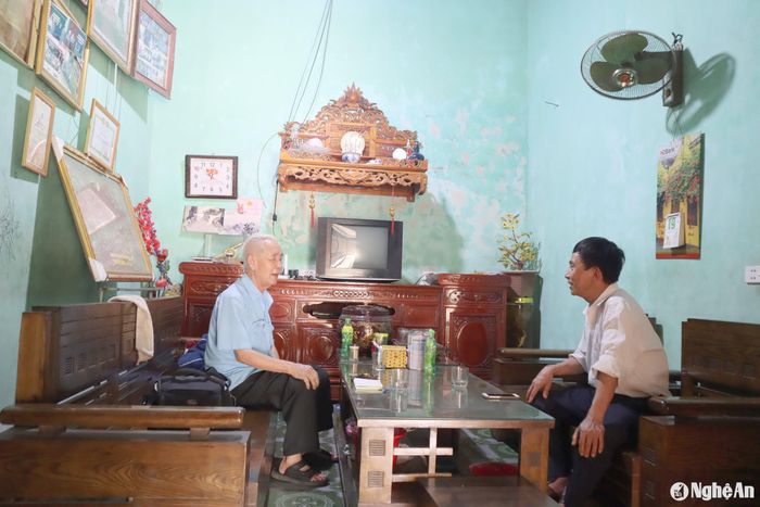 Căn nhà nhỏ của ông Đồng còn lưu giữ rất nhiều tấm hình kỷ niệm thời lính. Ảnh: Diệp Thanh