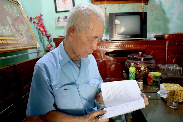 Cựu chiến binh Cao Đức Đồng và tập thơ Lính đời thường. Ảnh: Diệp Thanh