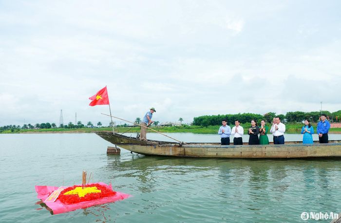 Bí thư Tỉnh ủy Nghệ An Thái Thanh Quý và các đại biểu thả vòng hoa trên sông Thạch Hãn tưởng niệm các Anh hùng liệt sĩ. Ảnh: Thành Duy