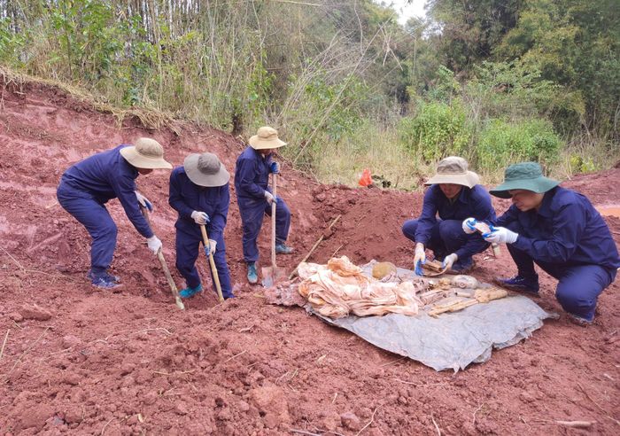 Cán bộ, nhân viên Đội Quy tập Bộ Chỉ huy Quân sự tỉnh Nghệ An tiến hành tìm kiếm, quy tập hài cốt liệt sĩ quân tình nguyện và chuyên gia Việt Nam hy sinh trên đất nước bạn Lào tại huyện Phả Xay, tỉnh Xiêng Khoảng. Ảnh: Trọng Kiên
