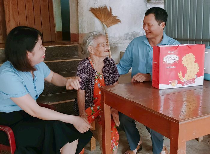 Tặng quà cho mẹ liệt sĩ tại huyện Thanh Chương. Ảnh: CSCC