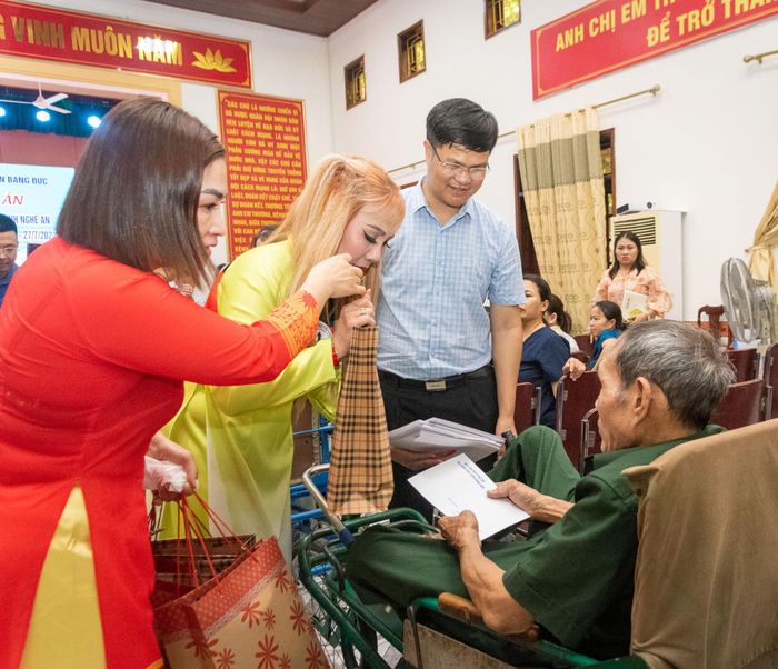 Liên hiệp Hội Phụ nữ Việt Nam tại CHLB Đức tặng quà cho các thương, bệnh binh tại Trung tâm Điều dưỡng thương binh Nghệ An. Ảnh: Minh Quân