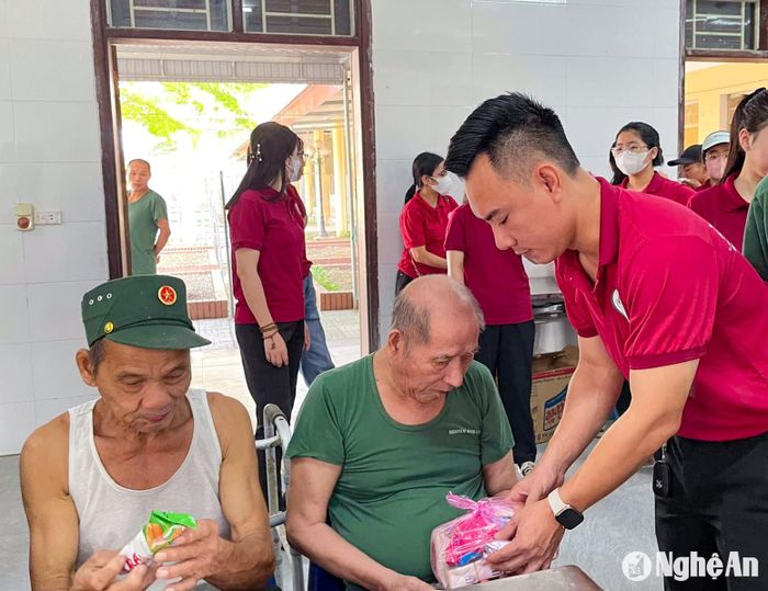 Tặng quà cho thương, bệnh binh tại Khu điều dưỡng thương binh tâm thần kinh Nghệ An. Ảnh: Minh Quân
