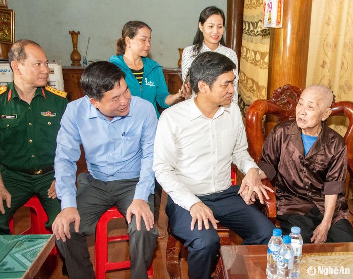 Đồng chí Phó Bí thư Tỉnh ủy Hoàng Nghĩa Hiếu thăm hỏi, tặng quà ông Nguyễn Văn Lập (SN 1930) ở thôn Bãi Sậy, xã Đỉnh Sơn, bố của liệt sĩ Nguyễn Văn Khai. Ảnh: Minh Quân