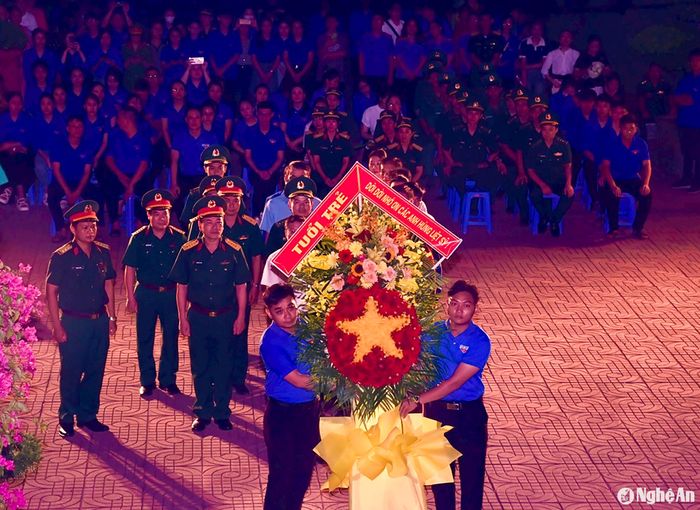 Dâng hoa trước Tượng đài Anh hùng liệt sĩ tại Nghĩa trang liệt sĩ thành phố Vinh. Ảnh: CSCS