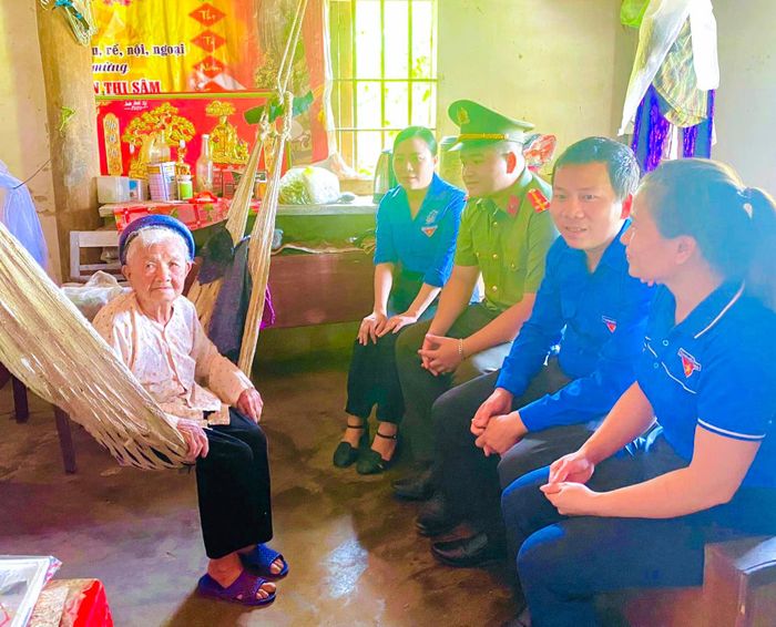 Đoàn viên, thanh niên xã Nghĩa Thái (Tân Kỳ) thăm hỏi mẹ liệt sĩ Trần Thị Sâm. Ảnh: CSCC