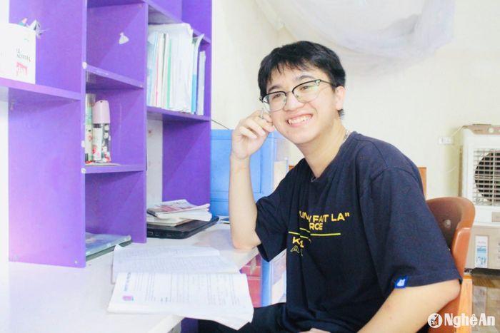 Vương Đình Hoàng bên góc học tập. Ảnh: Hồng Diện