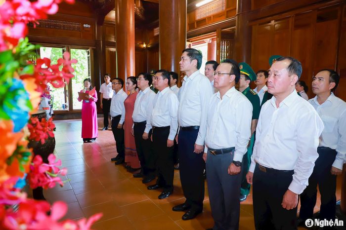 Các đại biểu thực hiện Lễ tưởng niệm Chủ tịch Hồ Chí Minh. Ảnh: Thành Duy