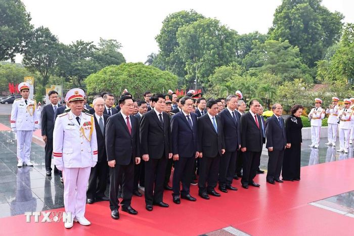 Các đồng chí lãnh đạo, nguyên lãnh đạo Đảng, Nhà nước tưởng niệm các anh hùng liệt sĩ. Ảnh: Minh Đức/TTXVN