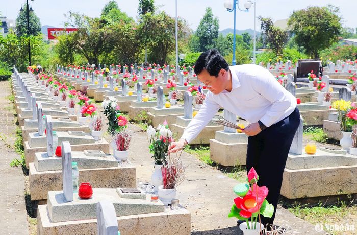 Chủ tịch UBND tỉnh Nguyễn Đức Trung dâng hương lên phần mộ các anh hùng liệt sĩ. Ảnh: Phạm Bằng