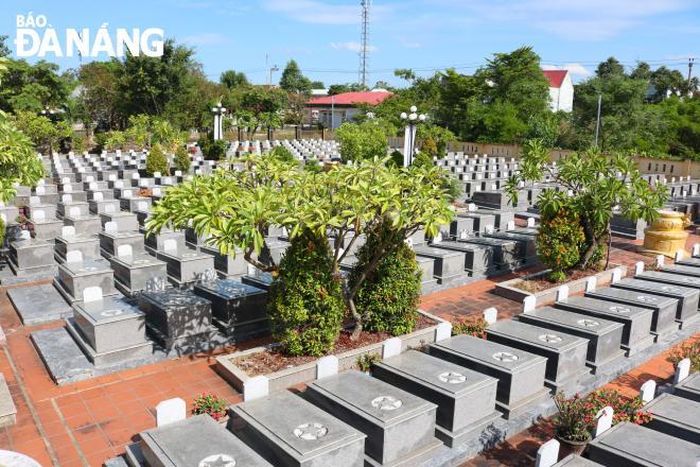 Nhờ được chăm sóc chu đáo nên nghĩa trang liệt sĩ xã Hòa Tiến (huyện Hòa Vang) luôn khang trang, sạch đẹp.