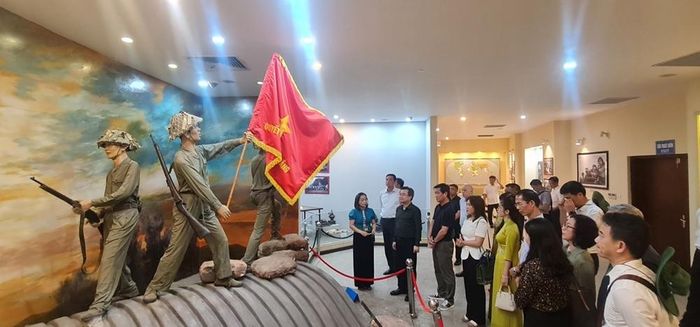 Đoàn công tác của Bộ Xây dựng tại Bảo tàng Chiến thắng lịch sử Điện Biên Phủ.