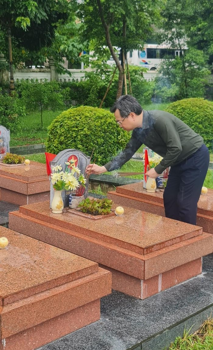 Bộ trưởng Nguyễn Thanh Nghị thắp hương tri ân các Anh hùng liệt sỹ.