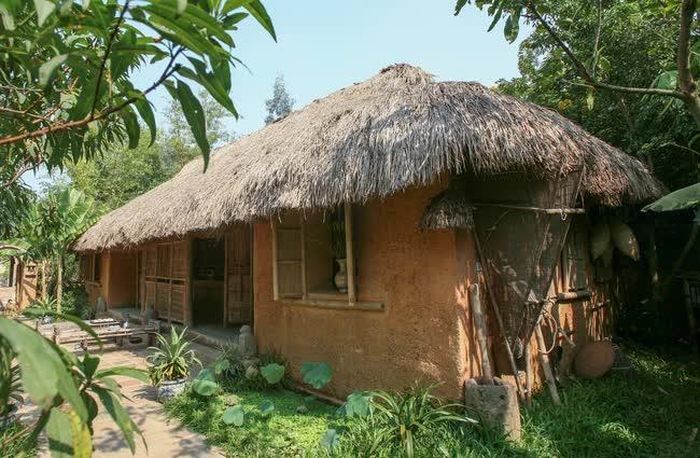 Ngôi nhà tranh vách đất được phục dựng công phu trong Việt phủ Thành Chương ở Sóc Sơn, Hà Nội
