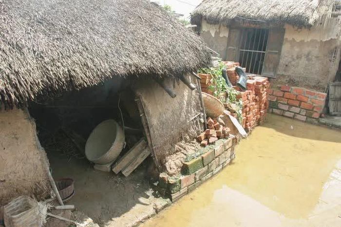 Ngôi nhà tranh vách đất sắp đổ ở phường Tràng Cát, quận Hải An, Hải Phòng, năm 2003