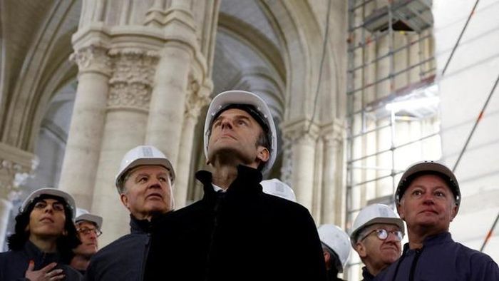 Tổng thống Pháp Macron (giữa) cùng các quan chức tới thăm Nhà thờ Đức bà vào tháng 3/2023