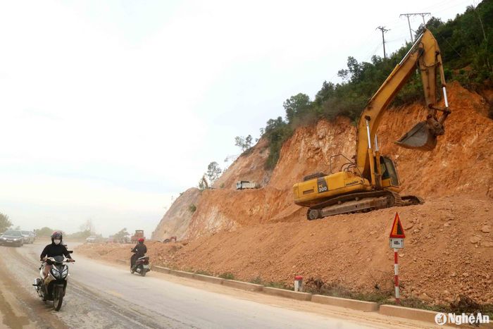 Dự án "Xử lý sạt lở đoạn KM39 +200 - KM39 +750 Quốc lộ 46B, tỉnh Nghệ An" đoạn qua núi Nguộc, huyện Thanh Chương đang được tích cực thi công. Ảnh tư liệu: Huy Thư
