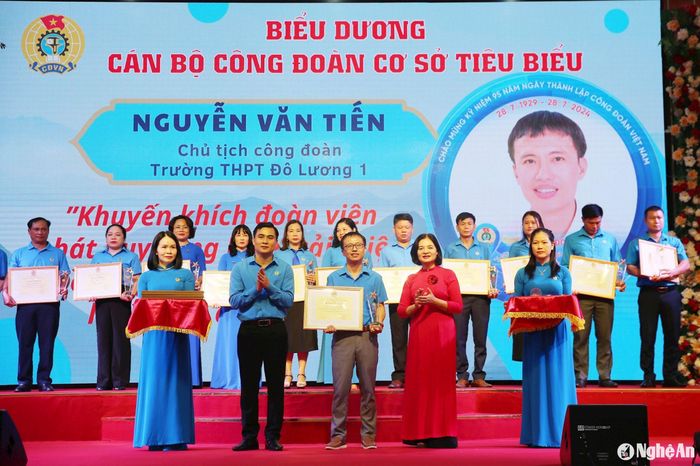 Chủ tịch Công đoàn Trường THPT Đô Lương 1 Nguyễn Văn Tiến (người đứng hàng đầu, thứ 2 từ phải sang) được tôn vinh ở Lễ biểu dương. Ảnh: NVCC