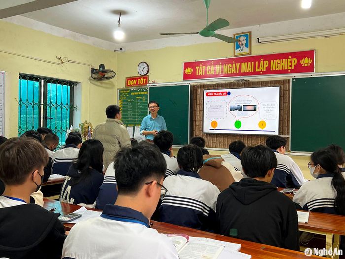 Thầy giáo Nguyễn Văn Tiến trong giờ dạy Vật lý. Ảnh: NVCC
