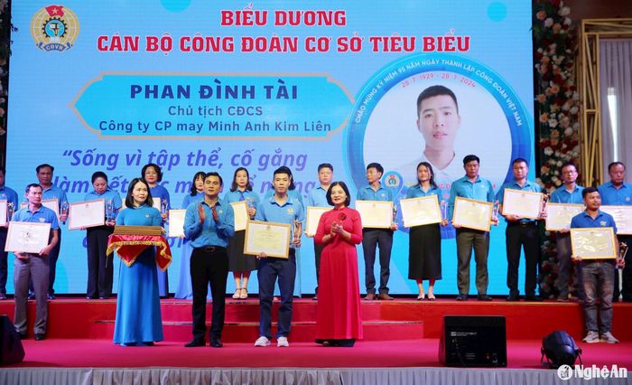 Chủ tịch Công đoàn Công ty cổ phần May Minh Anh Kim Liên Phan Đình Tài (người đứng hàng đầu, thứ 2 từ phải sang) được tôn vinh ở Lễ biểu dương. Ảnh: NVCC