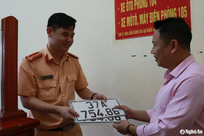 Người dân nhận biển số xe tại Phòng Cảnh sát giao thông (Công an tỉnh). Ảnh tư liệu: Đ.C