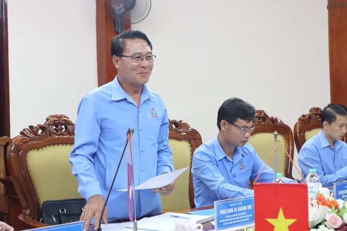 Ông Phu Von Si Khăm On - Chủ tịch Liên hiệp Công đoàn tỉnh Xiêng Khoảng phát biểu tại buổi làm việc. Ảnh: Diệp Thanh