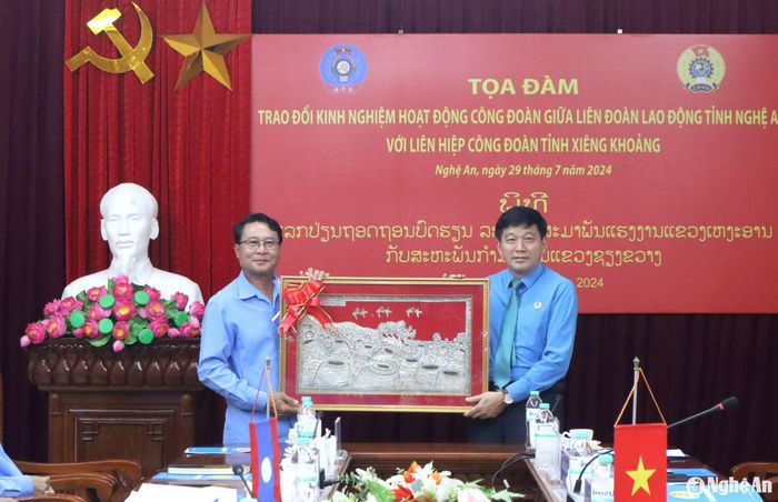 Liên hiệp Công đoàn tỉnh Xiêng Khoảng tặng quà cho Liên đoàn Lao động tỉnh Nghệ An. Ảnh: Diệp Thanh