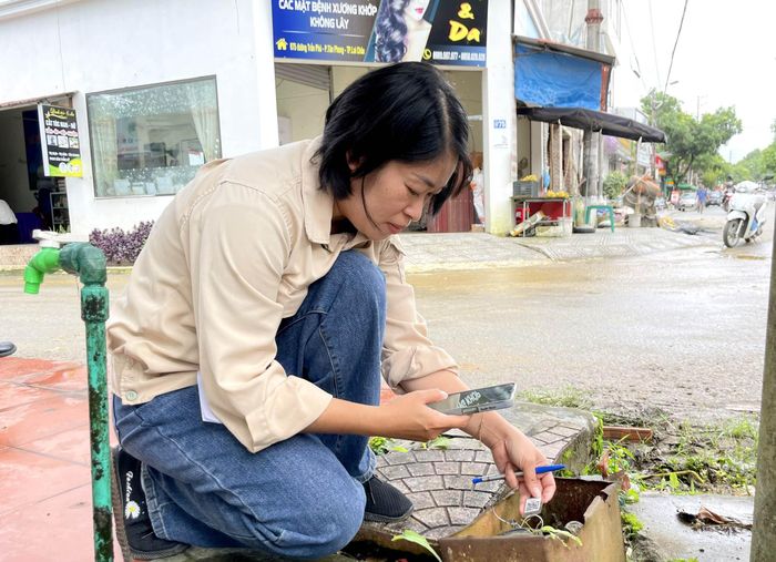 Nhân viên trực tuyến thu ngân - Chi nhánh nước sạch thành phố Lai Châu ứng dụng quản lý thông tin khách hàng trên điện thoại.