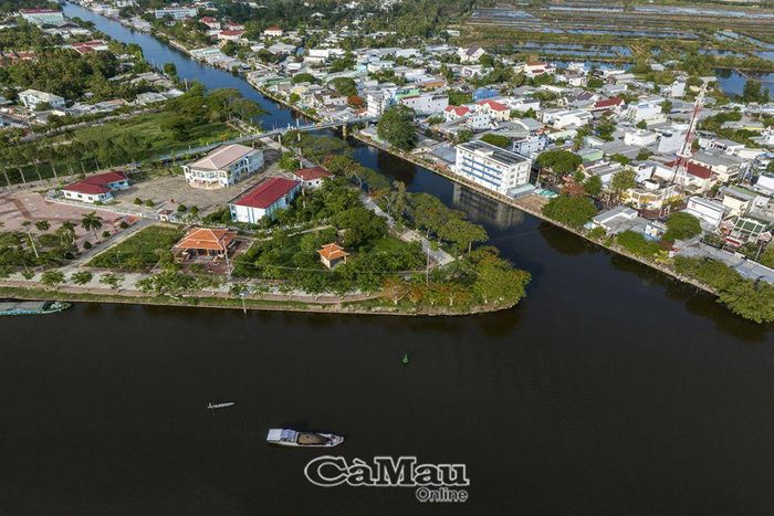 Thị trấn Thới Bình, huyện Thới Bình, nằm bên kênh xáng Chắc Băng và dòng Sông Trẹm hiền hoà. Chính quyền và Nhân dân huyện đang phấn đấu đưa Thới Bình trở thành huyện nông thôn mới đầu tiên của tỉnh.