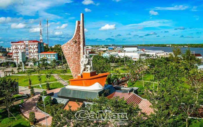 Thị trấn Năm Căn, huyện Năm Căn, đang từng bước trở thành khu kinh tế trọng điểm của tỉnh.