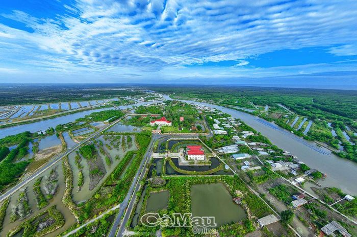 Nhìn từ trên cao, thị trấn Rạch Gốc, huyện Ngọc Hiển, được bao bọc bởi một màu xanh ngút ngàn của rừng ngập mặn mũi Cà Mau, vùng đất này rất thích hợp cho đầu tư phát triển du lịch sinh thái.