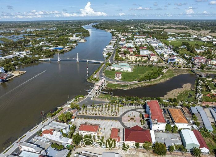 Thị trấn Trần Văn Thời, huyện Trần Văn Thời, nằm dọc theo con sông Ông Ðốc đang từng ngày phát triển.
