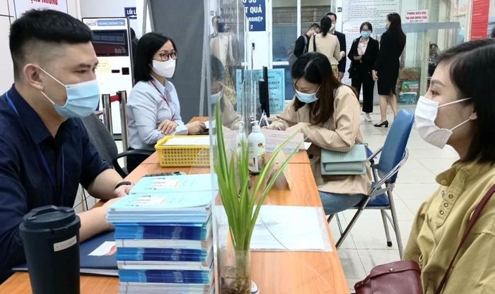 Người lao động làm thủ tục hưởng chế độ bảo hiểm thất nghiệp tại Hà Nội. Ảnh: Thu Hằng.