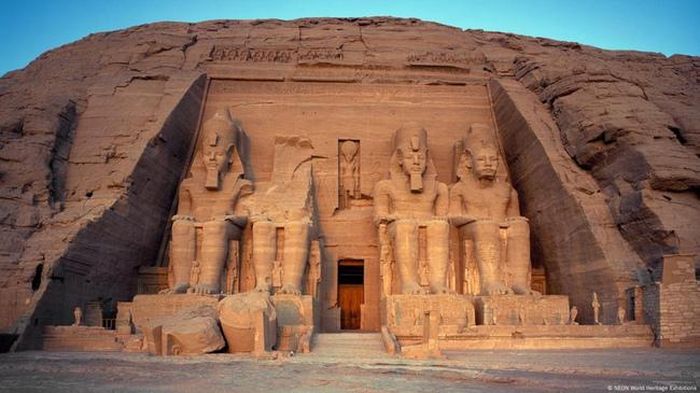 Ramses II còn cho xây dựng khu phức hợp đền thờ ở Abu Simbel được trang trí bằng những hình ảnh mô tả về chính ông