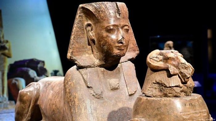 Một trong vô số bức tượng của Ramses II