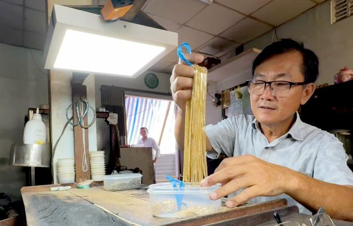  Đa dạng sản phẩm vàng được tạo ra từ đôi bàn tay khéo léo của người thợ kim hoàn 