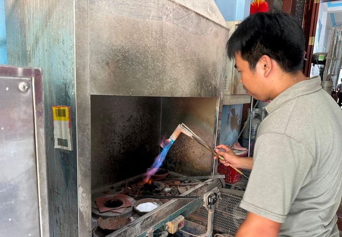  Một công đoạn của thợ tạo khuôn vàng 
