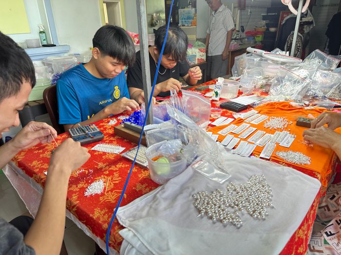  Người thợ phải thật cẩn thận, kiên trì, đặc biệt phải có đôi bàn tay khéo léo và sự sáng tạo, cần mẫn mới có thể tạo ra một sản phẩm đẹp mắt, có giá trị thẩm mỹ 