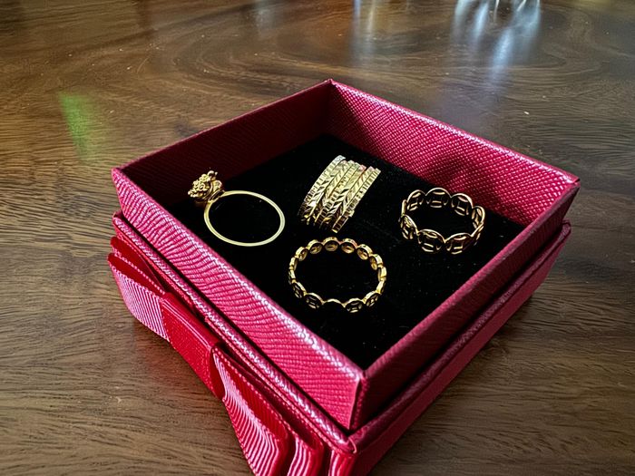  Nhiều sản phẩm vàng được người thợ tại làng Bình Yên chế tác từ phương pháp thủ công kết hợp máy móc hiện đại 