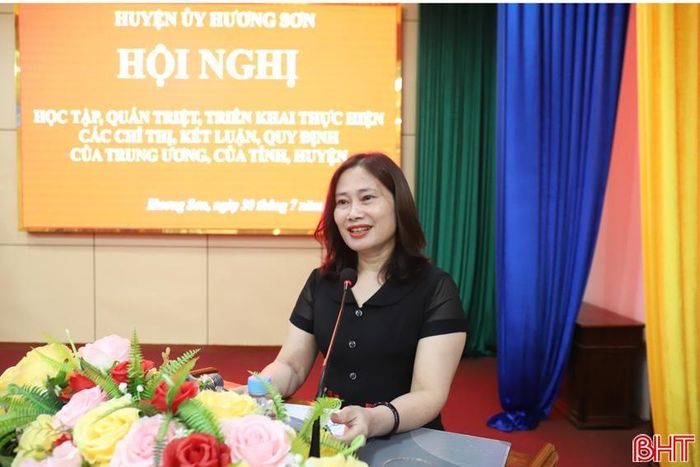  Phó Chủ tịch HĐND huyện Hà Thị Huyền báo cáo nhanh kết quả Kỳ họp thứ 20, HĐND tỉnh khóa XVIII, Kỳ họp thứ 16 HĐND huyện khóa XX. 