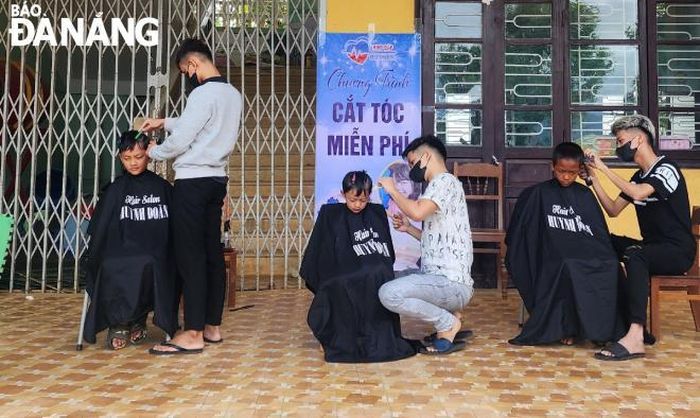 Cắt tóc miễn phí cho người dân xã Quảng Nhâm.