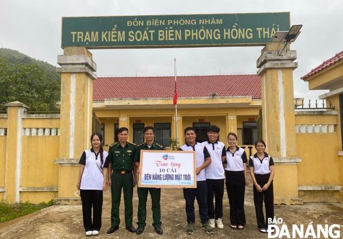CLB Nhịp đập yêu thương trao tặng đèn năng lượng mặt trời.