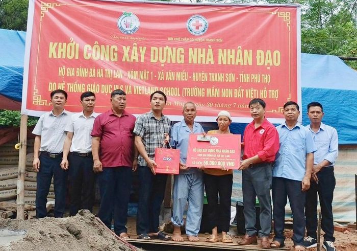 Đại diện lãnh đạo Hội CTĐ huyện Thanh Sơn và nhà tài trợ trao hỗ trợ kinh phí xây dựng “Nhà nhân đạo” cho gia đình chị Hà Thị Lan ở khu Mật 1, xã Văn Miếu, huyện Thanh Sơn.