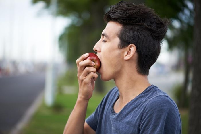 Nhai thức ăn cũng là một cách rèn luyện cơ hàm. Ảnh: Shutterstock